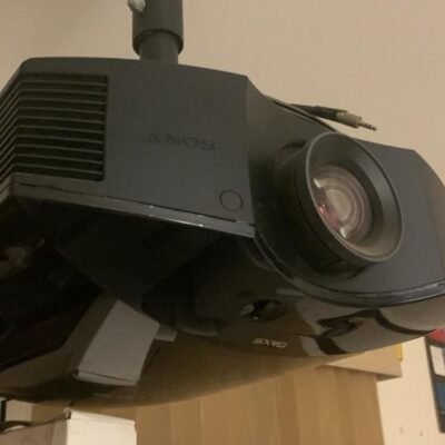 Projetor Sony Bravia FULL HD / Lâmpada 10-15% de uso / com Tela Retrátil incluso