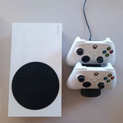 Xbox Series S com 2 controles e base de carregamento