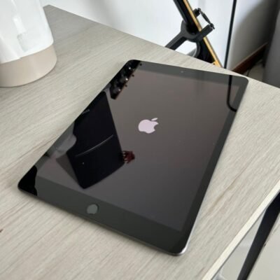 Ipad 9 geração cinza 64Gb. Ótimo estado!+ Capa protetora verde e caneta da marca WB.