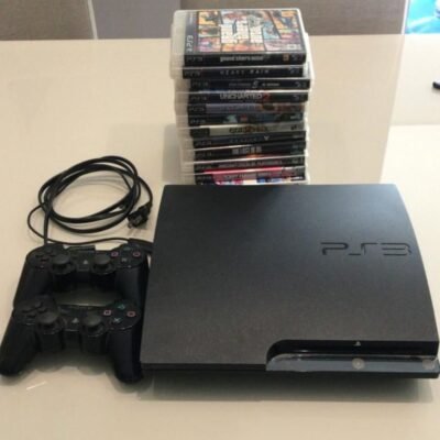 PS3 com 2 controles, cabos e 12 jogos.