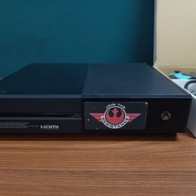 Xbox One 500GB com 2 controles