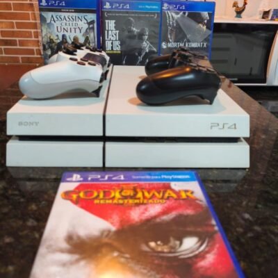 PlayStation modelo branco, 2 controles e 4 jogos
