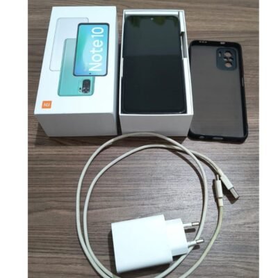 Smartphone Xiaomi Redmi Note 10 com pequenos detalhes