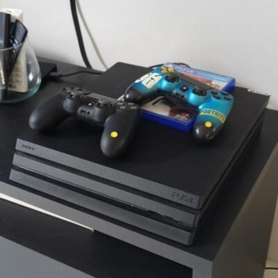 Ps4 Pro+ 2 controles sendo 1 preto e 1 do Fortnite+ hd externo de 2 teras